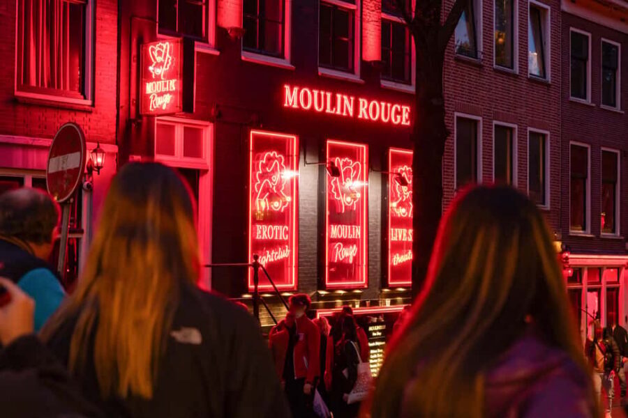 Amsterdam: Red Light District Tour in DE/EN/IT/ES/FR - Condomerie stop: the contraception angle you might not expect