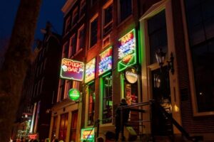 Amsterdam: Red Light District Tour in DE/EN/IT/ES/FR - Oude Kerk: a photo stop with real paradox
