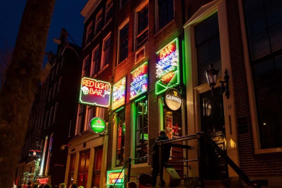 Amsterdam: Red Light District Tour in DE/EN/IT/ES/FR - Oude Kerk: a photo stop with real paradox