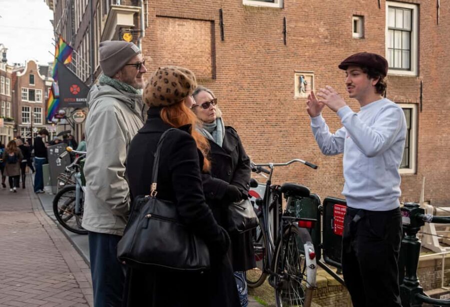 Amsterdam: Red Light District Tour in English or German - Guide style and how you’ll feel walking the streets