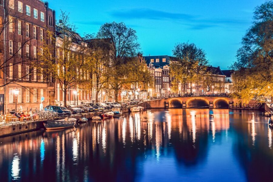 Amsterdam: Smoke and Lounge City Boat Cruise - Timing and tips: how to get the best photos and best mood