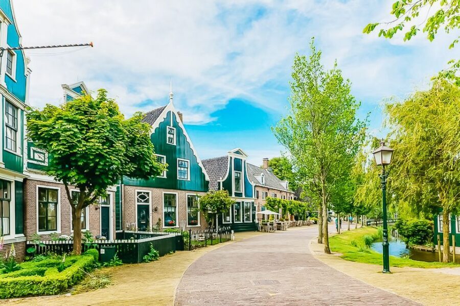 Amsterdam: Zaanse Schans, Edam, Volendam & Marken Bus Tour - Volendam and Marken: polders, harbors, and colorful streets