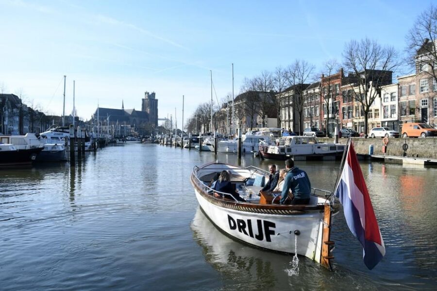 Dordrecht: City Canal Cruise - Groothoofd panoramic views and the city-gate moment