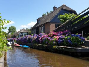 From Amsterdam: Giethoorn Day Trip with Small Electric Boat - Getting From Amsterdam: The 100-Minute Ride Each Way