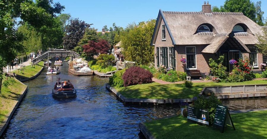 From Amsterdam: Giethoorn Day Trip with Small Electric Boat - The Electric Boat Experience: Seeing Giethoorn From the Inside Track