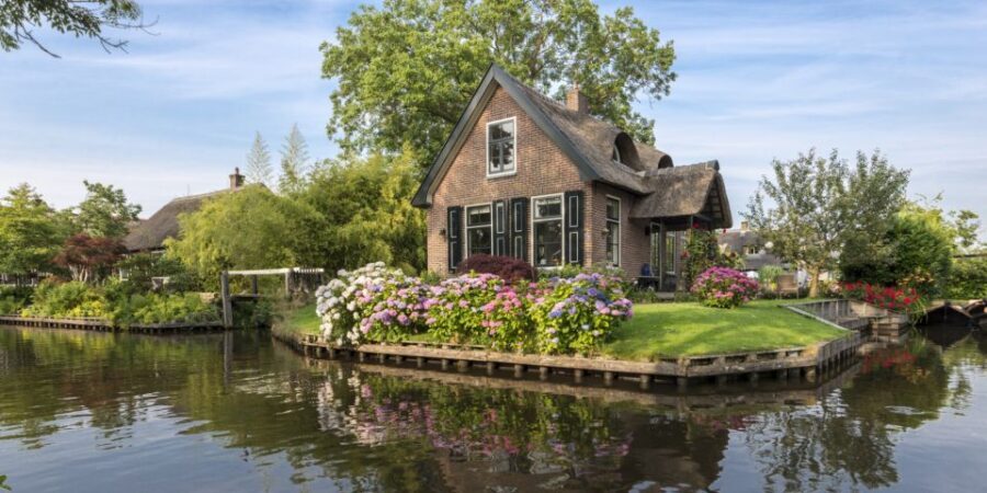 From Amsterdam: Giethoorn Day Trip with Small Electric Boat - Free Time Planning: 2 Hours to Shop, Wander, or Reset
