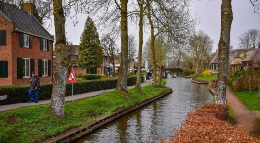 From Amsterdam: Giethoorn Guided Day Trip with Canal Cruise - Meeting point in Amsterdam: get there early or you’ll rush