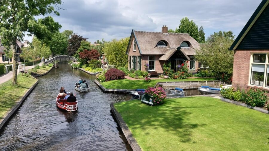 From Amsterdam: Giethoorn Small Group Tour with Boat Ride - Giethoorn Arrival: Thatched Roofs, Islets, and Bridge-Linked Views