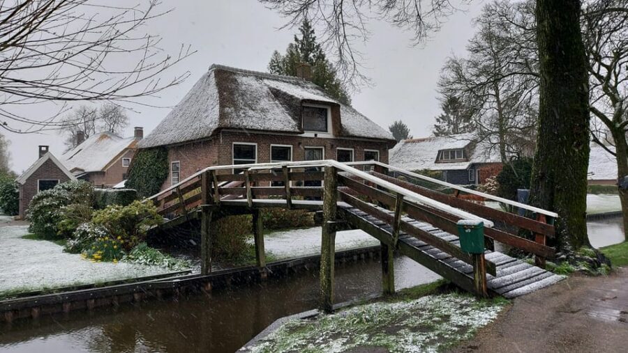 From Amsterdam: Giethoorn Small Group Tour with Boat Ride - Optional Finish at Zandvoort Aan Zee: Turn the Day Into a Seaside Wrap-Up