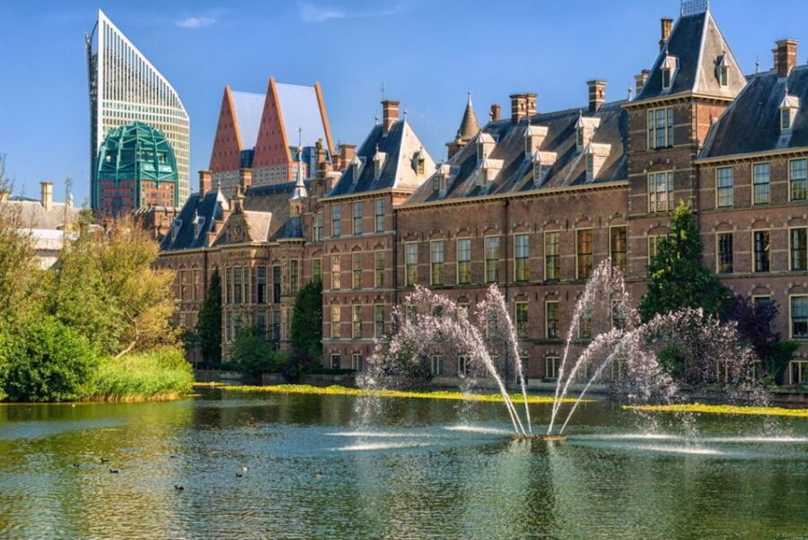 From Amsterdam: Rotterdam and The Hague Tour in Spanish - The Hague: Binnenhof Power, Noordeinde Palace, and the Peace Palace
