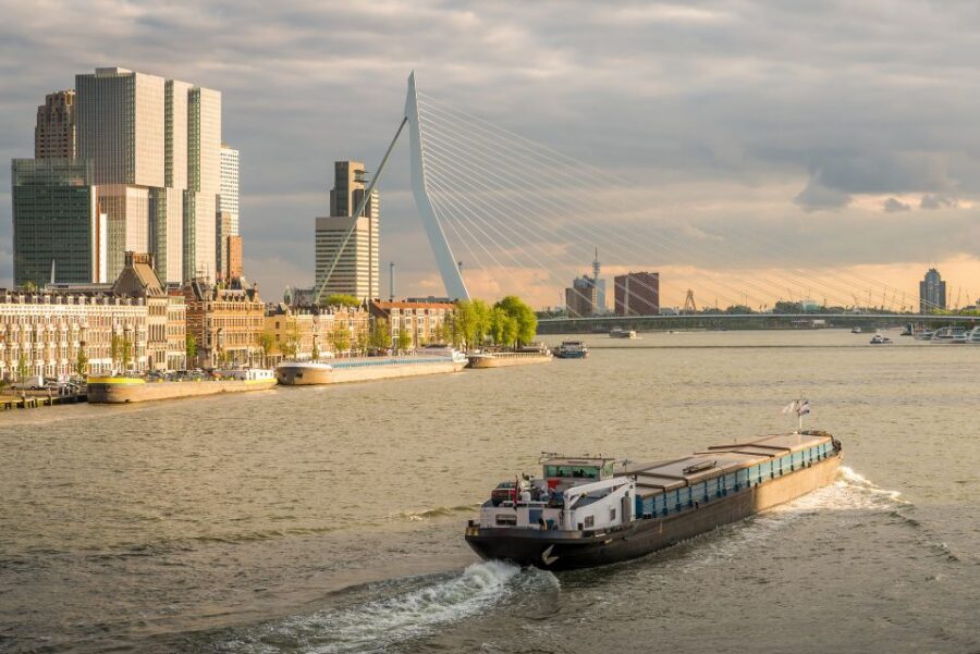 From Amsterdam: Rotterdam and The Hague Tour in Spanish - Cube Houses, Oude Haven, and the Markthal Food Market
