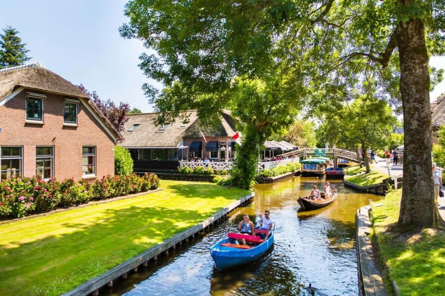 From Amsterdam: Ultimate Giethoorn Experience with Boat Tour - Guide and Language Options: Spanish or English That Actually Helps