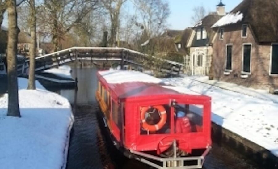 Giethoorn: Canal cruise Giethoorn village and lake - Key things to know before you go