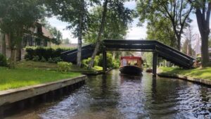 Giethoorn: Canal cruise Giethoorn village and lake - The Boat Ride: Cozy, Weatherproof, and Quiet Electric Power
