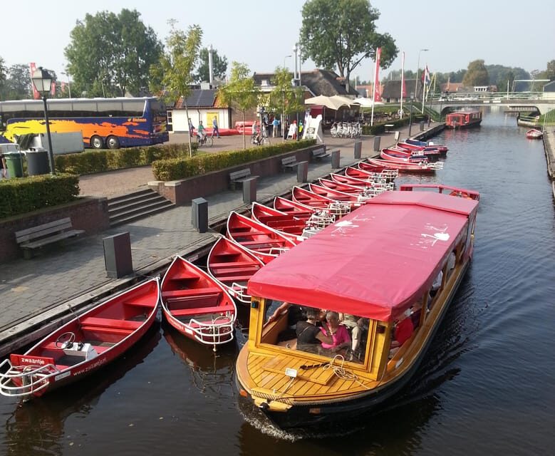 Giethoorn: Canal cruise Giethoorn village and lake - Live Guide vs Audio Guide: How to Get the Stories Without Missing Them