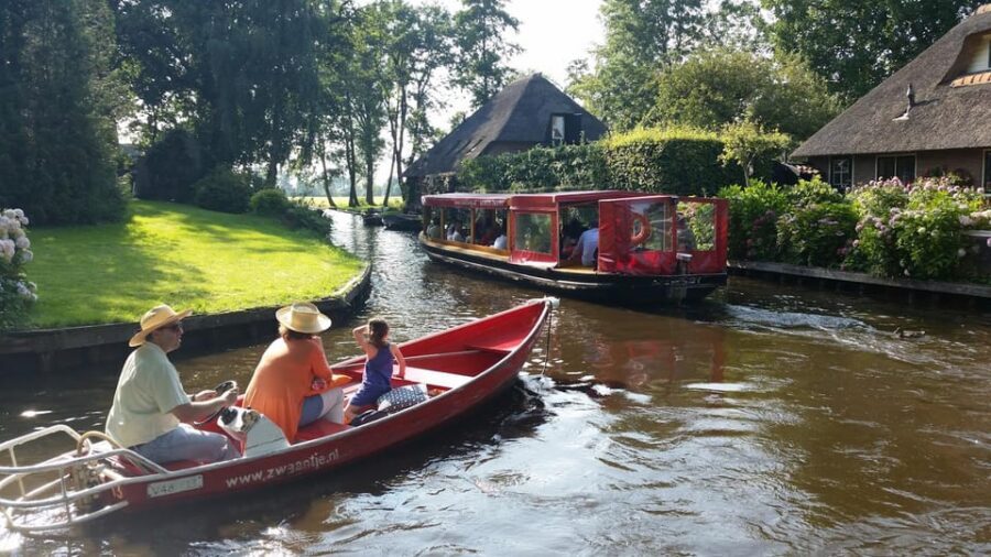Giethoorn: Canal cruise Giethoorn village and lake - Syncing With the Moment: When Boats and Guides Get Busy