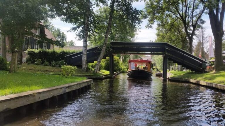Giethoorn: Canal cruise Giethoorn village and lake - The Boat Ride: Cozy, Weatherproof, and Quiet Electric Power