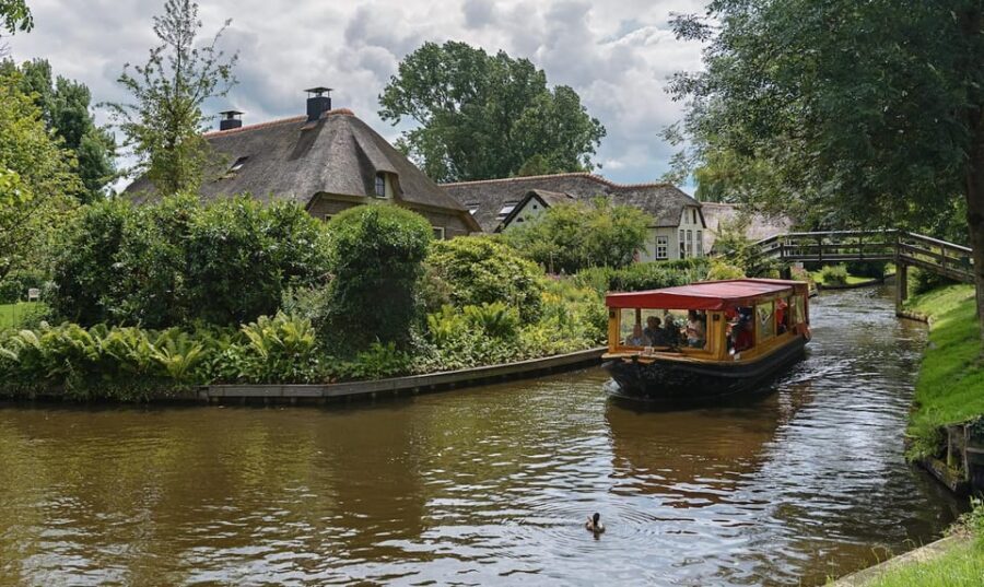 Giethoorn: Canal cruise Giethoorn village and lake - Duration and Value: Is 1 Hour Enough?