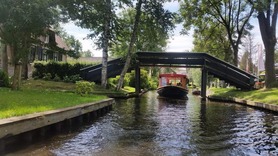 Giethoorn: Canal cruise Giethoorn village and lake - The Boat Ride: Cozy, Weatherproof, and Quiet Electric Power