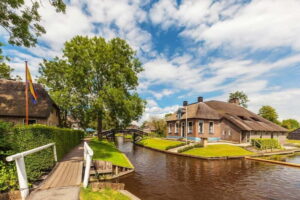 Giethoorn: Canal Cruise & lake Tour & Sightseeing Village - The Heated Boat Ride: Cozy Comfort Meets Real Explanations