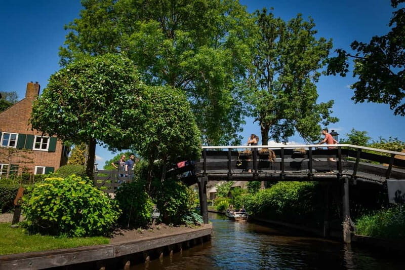 Giethoorn: Canal Cruise & lake Tour & Sightseeing Village - Lake Views and That 1-Meter Depth Detail