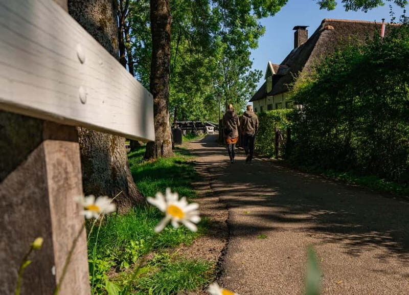 Giethoorn: Canal Cruise & lake Tour & Sightseeing Village - After the Boat: Your Self-Guided Walk Starts With a Map and Discounts