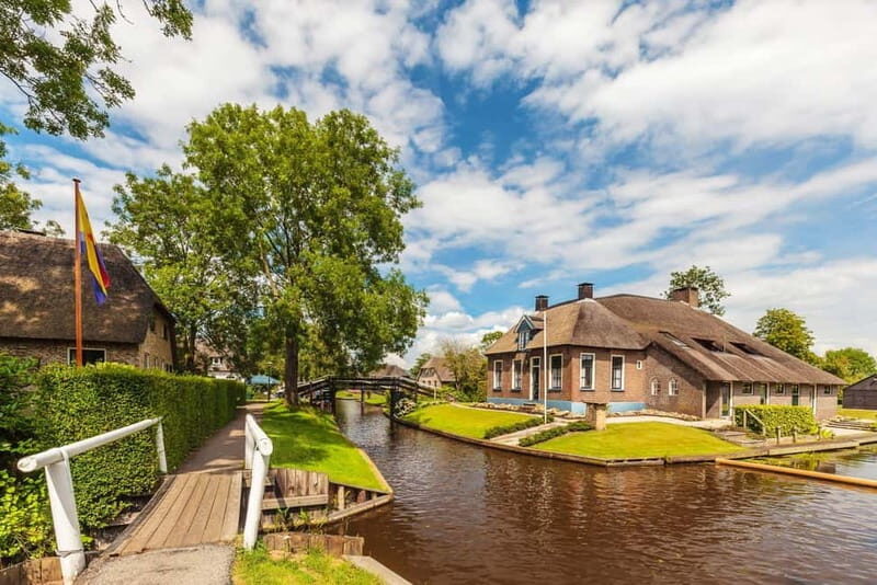 Giethoorn: Canal Cruise & lake Tour & Sightseeing Village - The Heated Boat Ride: Cozy Comfort Meets Real Explanations
