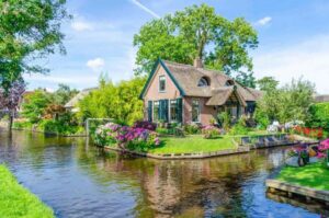 Giethoorn: Self-Drive Boat Rental for up to 8 People - The boat, the comfort, and how it changes your day