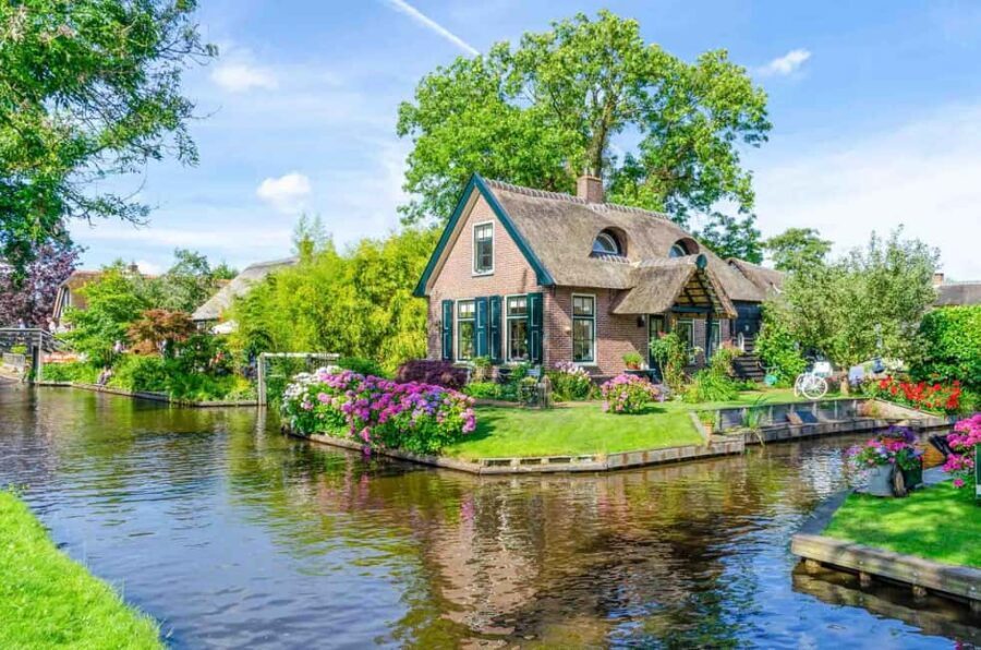 Giethoorn: Self-Drive Boat Rental for up to 8 People - The boat, the comfort, and how it changes your day