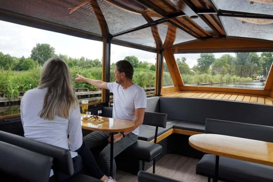 Giethoorn: Sightseeing Boat Tour - On the canals: what your guide actually does during the ride
