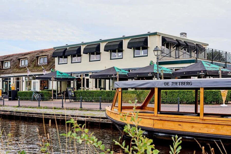 Giethoorn: Sightseeing Boat Tour - When to go and how to dress for a calmer cruise
