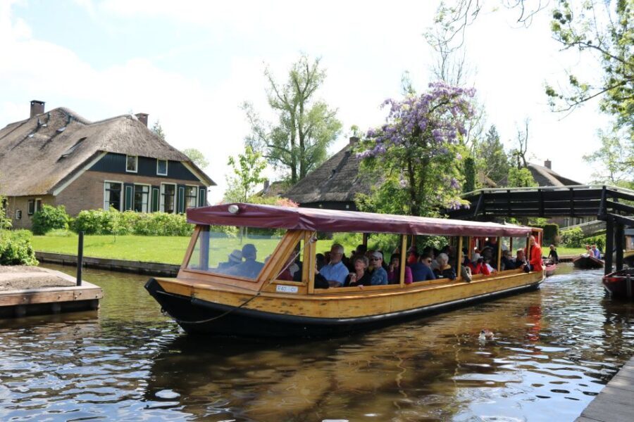 Giethoorn: Village & National Park Canal Cruise with Coffee - How the Guide Experience Feels: Stories, Jokes, and Three Languages