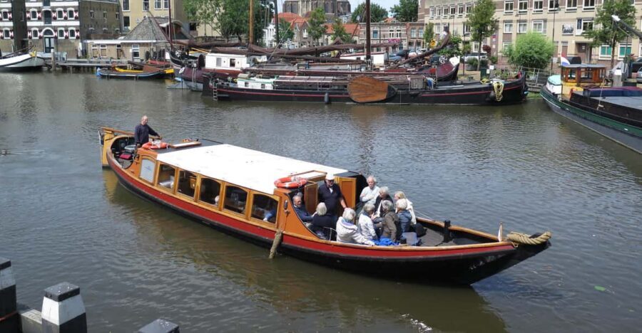 Gouda: Historical Canal Cruise - 75 minutes on a tow-barge through Gouda’s monumental center