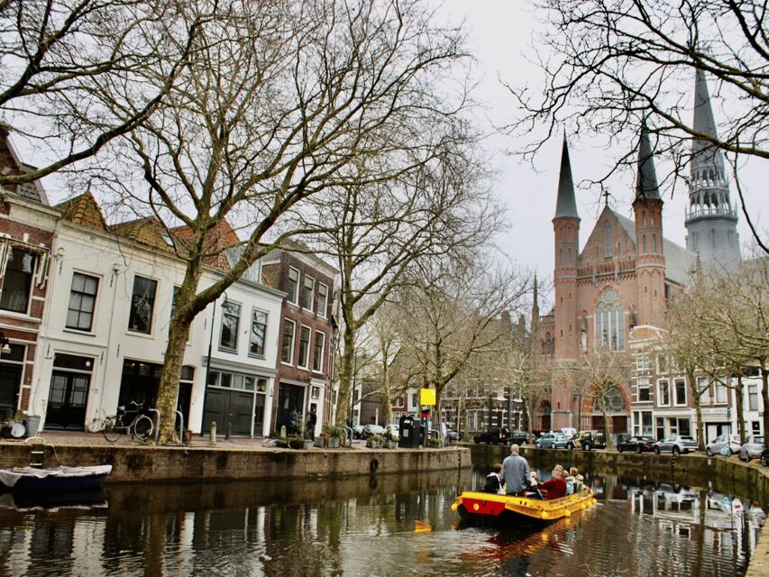 Gouda: Open Boat City Canal Cruise - Skippers and fun facts: what makes the narration work
