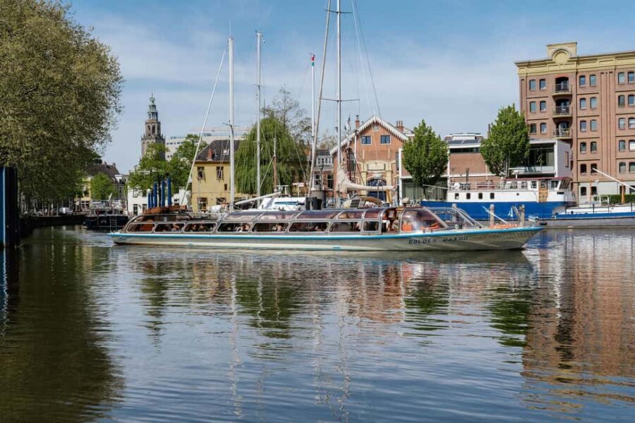 Groningen: City Canal Cruise - Meeting Rondvaartbedrijf Kool: easy to find, right by the train station