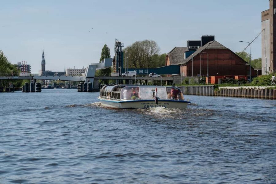 Groningen: City Canal Cruise - On-board comfort: heating, toilets, and the drink-and-snack deal