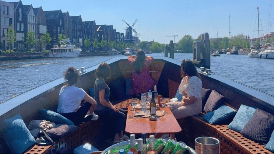 Haarlem: Sightseeing Boat Tour with Snacks and Drinks - St. Bavo and Kenaupark: city stories tied to places