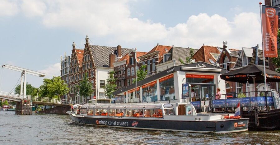 Haarlem: Sightseeing Canal Cruise through the City Center - Photo and timing tips: how to make 50 minutes feel longer