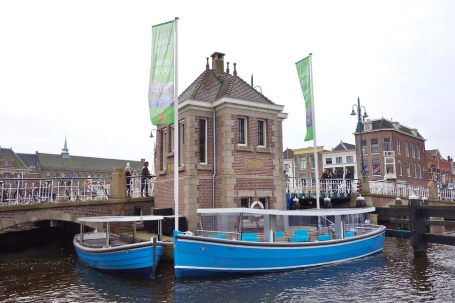 Leiden: Cruise through the Historic City Center with Guide - Starting at Blauwpoortsbrug: Easy Board, Clear Arrival Point