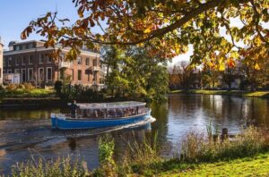 Leiden: Cruise through the Historic City Center with Guide - Electric Sailing Makes the Whole City Sound Different