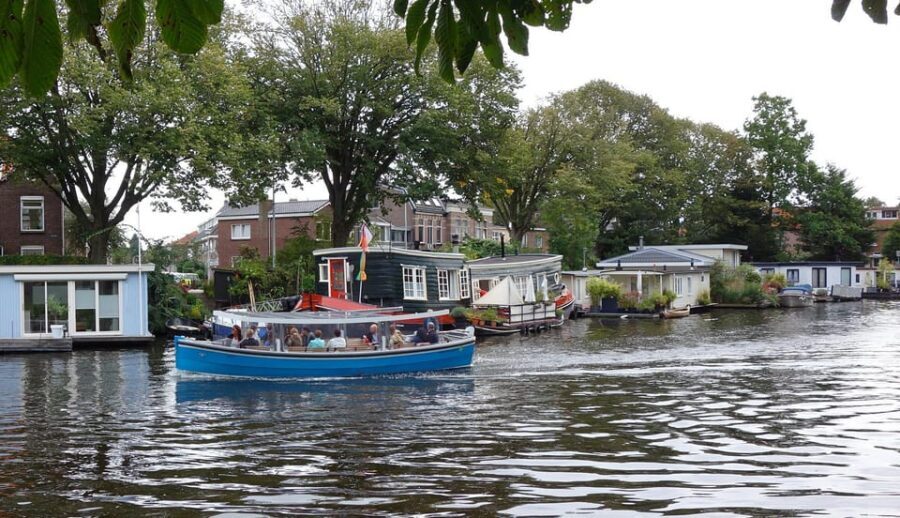 Leiden: Cruise through the Historic City Center with Guide - 50 Minutes of Leiden Sights: Parks, Terraces, Hortus Botanicus, University, Observatory