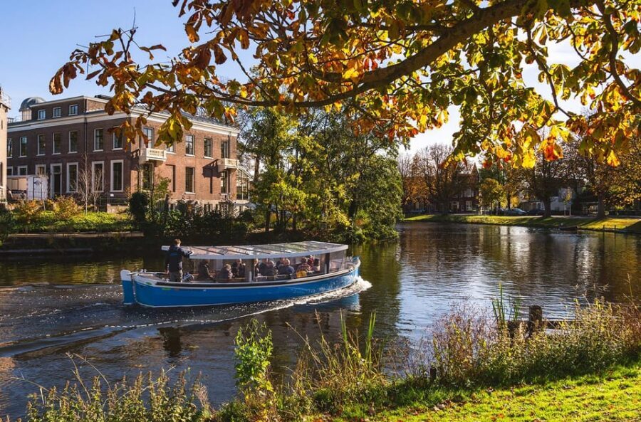 Leiden: Cruise through the Historic City Center with Guide - Electric Sailing Makes the Whole City Sound Different