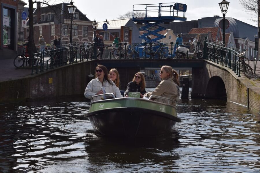 Leiden: Electric Boat Rental - Singelpark and the Water’s Green Breaks