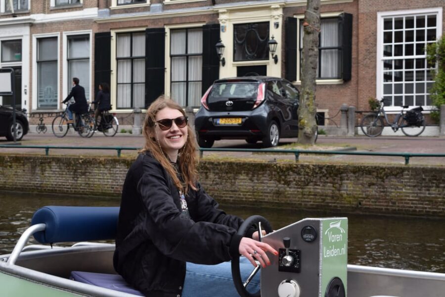 Leiden: Electric Boat Rental - Driving Tips: Easy Controls With a Real Learning Curve