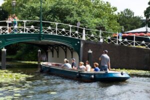 Leiden: Guided City Canal Cruise - From Aalmarkt 4 to the waterfront: getting on board