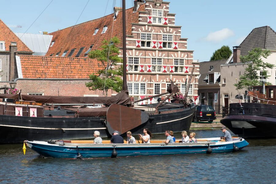 Leiden: Guided City Canal Cruise - City Hall, Hortus Botanicus, and Museum De Lakenhal from the water