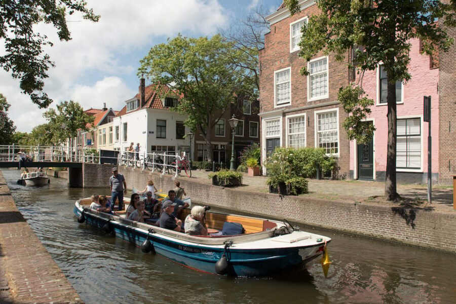 Leiden: Guided City Canal Cruise - 88 bridges and 17 miles of singels: how the route feels