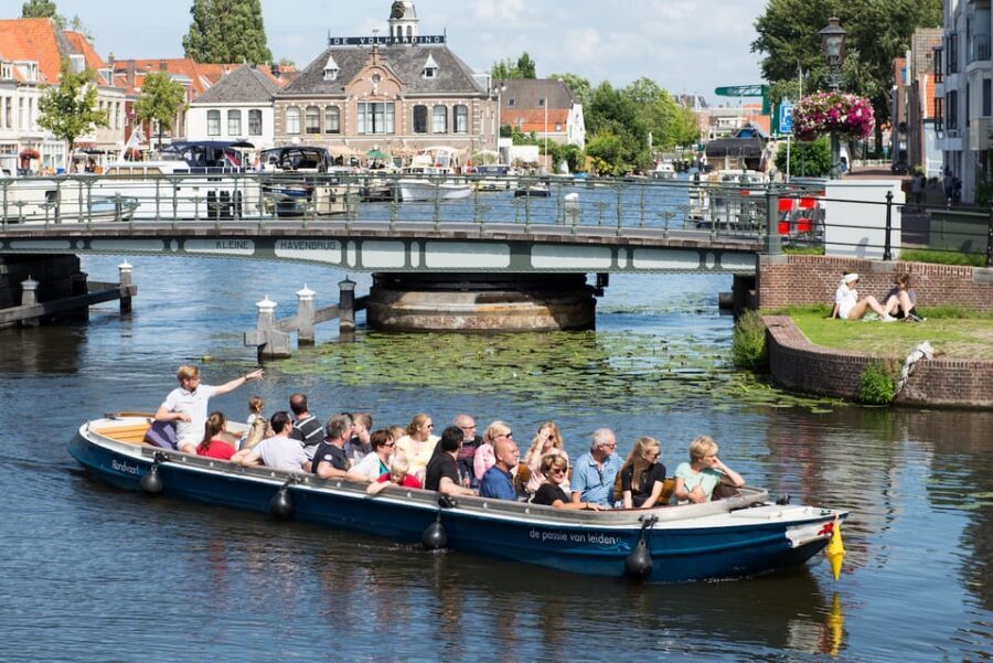 Leiden: Guided City Canal Cruise - Your captain’s stories and the audio reality check