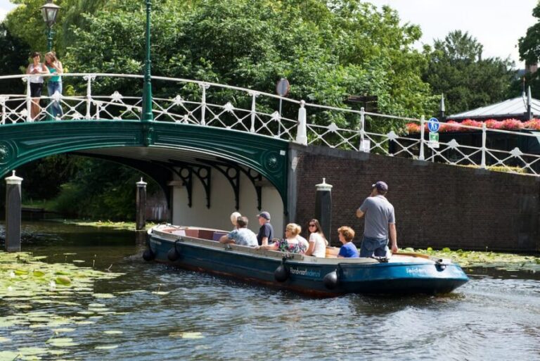 Leiden: Guided City Canal Cruise - From Aalmarkt 4 to the waterfront: getting on board