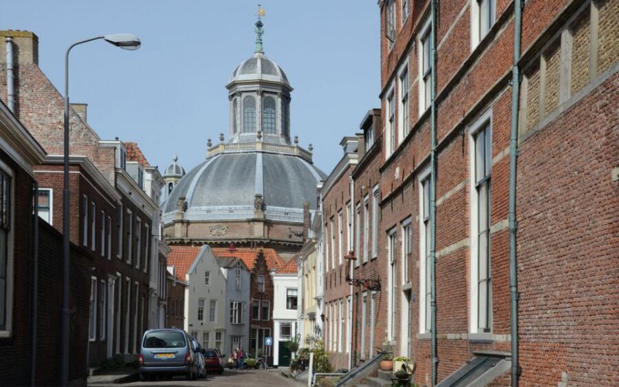 Middelburg: Guided City Walking Tour - Damsquare and Kuiperspoort: old gates and street-level drama